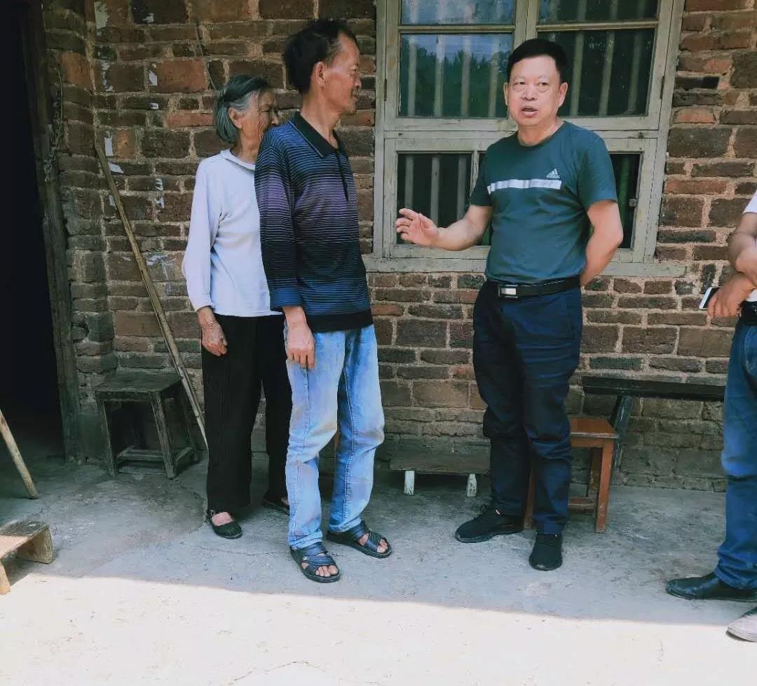 两位县级领导还实地走访了杨桥镇敬老院,了解建档立卡贫困户曾卫国