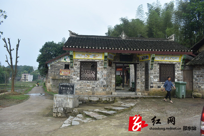 上海音乐学院教师代表瞻仰贺绿汀故居