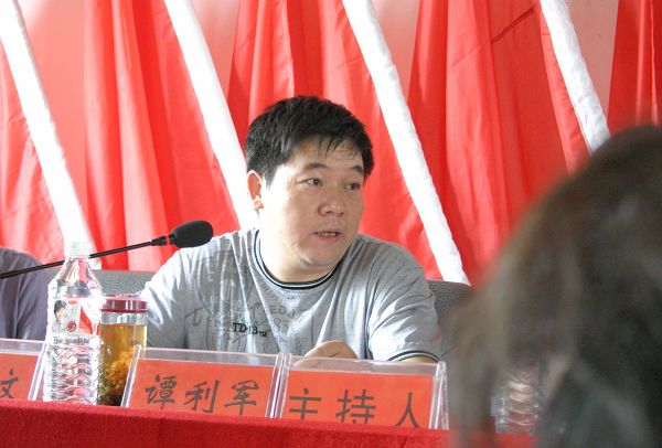 县总工会书记谭利军主持会议县总工会副主席邓桂芳讲话与会人员参观