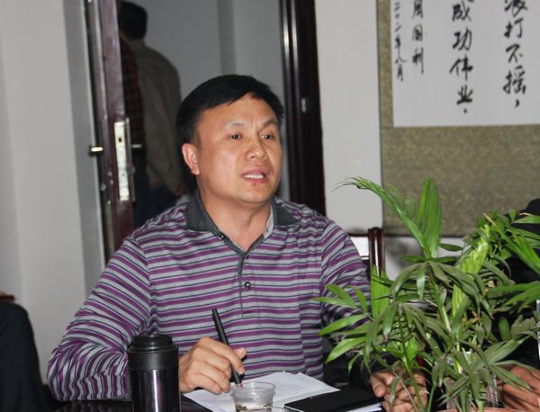 湖南亿利金属制品有限公司董事长唐铁美汇报