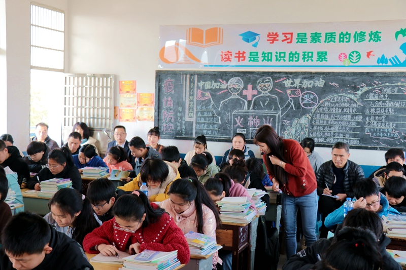 魏家桥中学开展新教师见面课教研活动