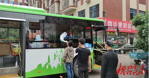 公交车“变身”核酸采样点 随时转场消毒_邵阳头条网
