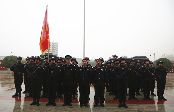 飒爽英姿展警威——邵东县公安局举行猎豹突击队授旗仪式(图1)