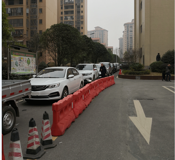 业务量猛增 邵东车管所民警加班加点服务群众(图2)