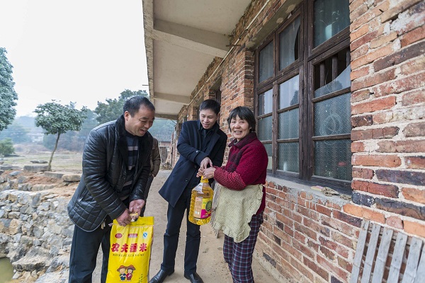 邵东两家银行到群力村开展慰问贫困户活动(图1)
