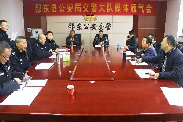 邵东县城新增一处红绿灯，怡卉园禁止左转弯通行(图1)
