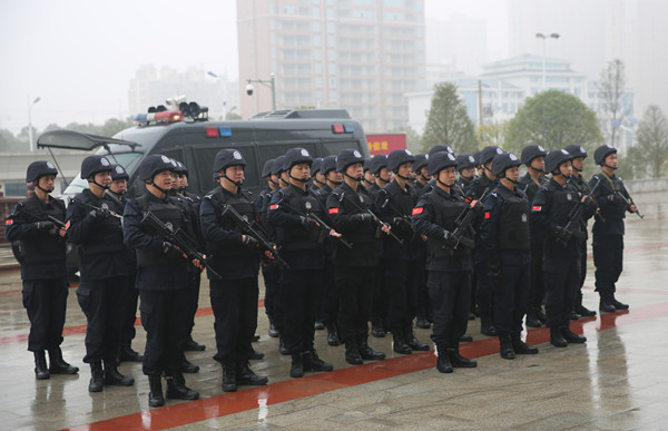 飒爽英姿展警威——邵东县公安局举行猎豹突击队授旗仪式(图2)