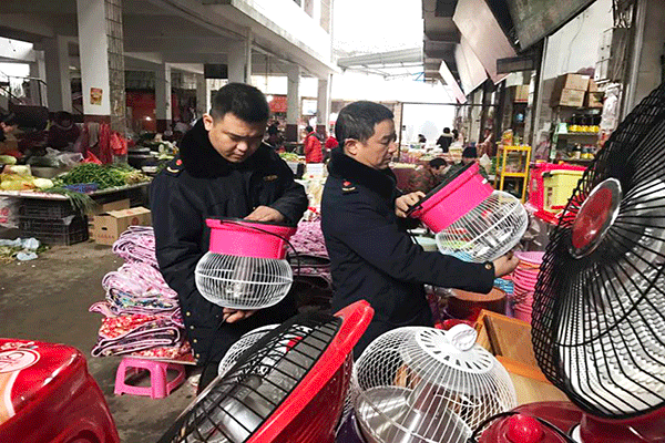 邵东食药工商质监局开展电取暖器具安全专项检查(图1)