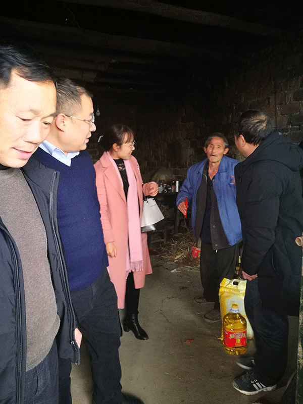 邵东县商务局到流光岭镇旸升村走访慰问贫困户(图1)