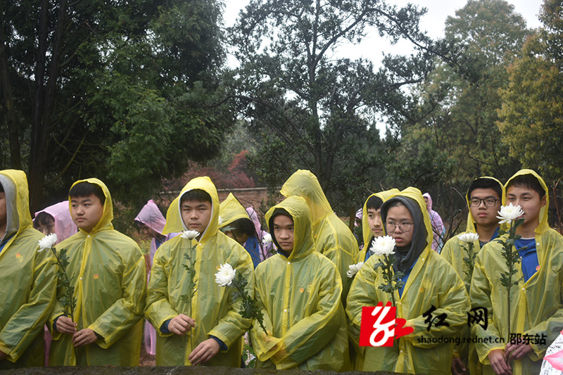 共青团邵东县委举行祭扫五四先驱匡互生墓园活动(图1)