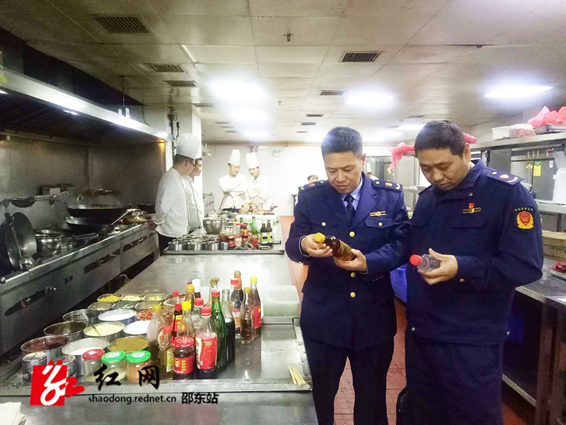 邵东县市监局全力保障五金机电博览会期间食品安全(图1)