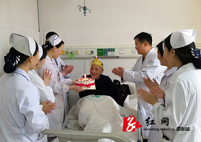 岁月温柔，爱在身边——邵东县中医医院医护人员为八旬老人庆生(图1)