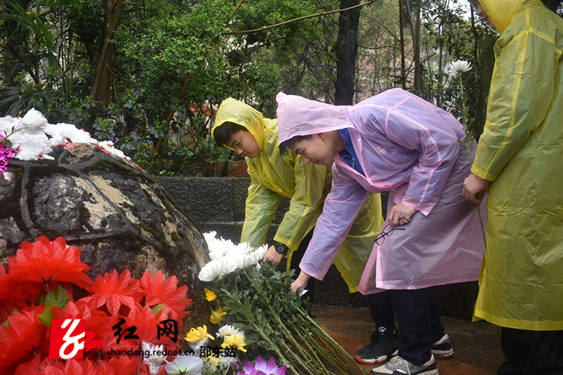 共青团邵东县委举行祭扫五四先驱匡互生墓园活动(图2)