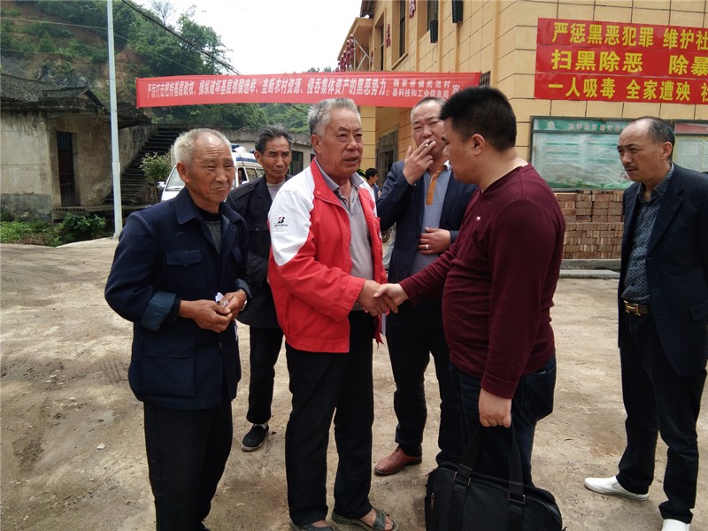 县科工局组织相关专家到结对扶贫村开展科技下乡活动(图2)