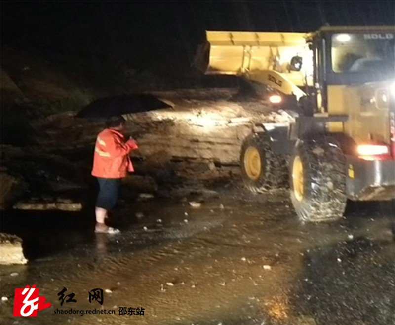 邵东县公路建设养护中心防汛抗灾 风雨中彰显责任担当(图1)