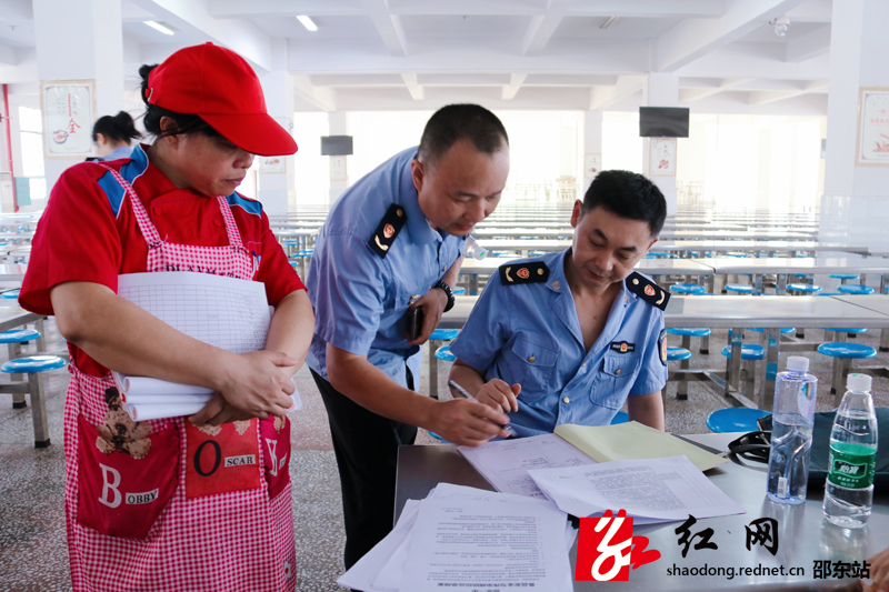 邵东县监局开展秋季学校食堂专项检查(图2)