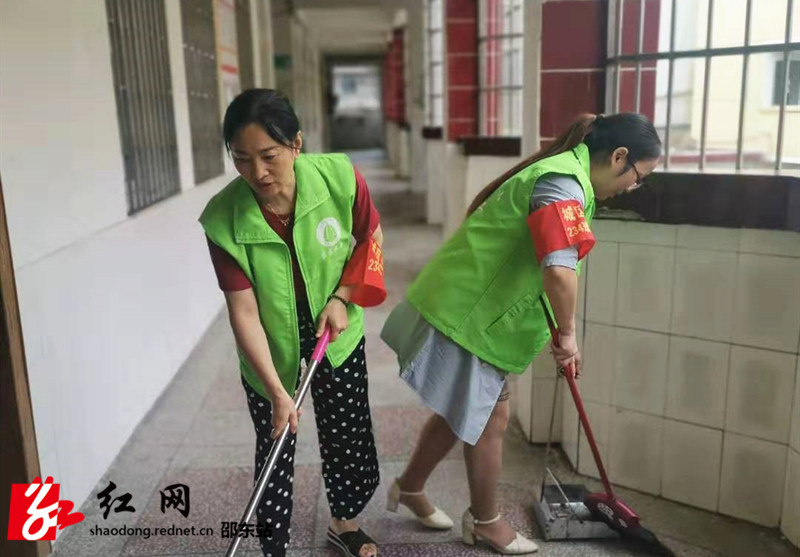 邵东城区三完小：家长志愿者守护学生上学路(图1)