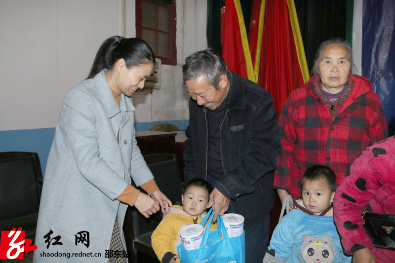 “优爱行动”温暖不一般 邵东135名贫困家庭儿童获赠羊奶粉(图2)