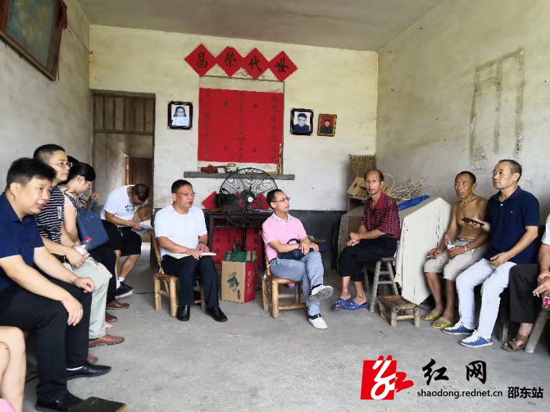 刘长峰深入合益村开展民情恳谈(图1)