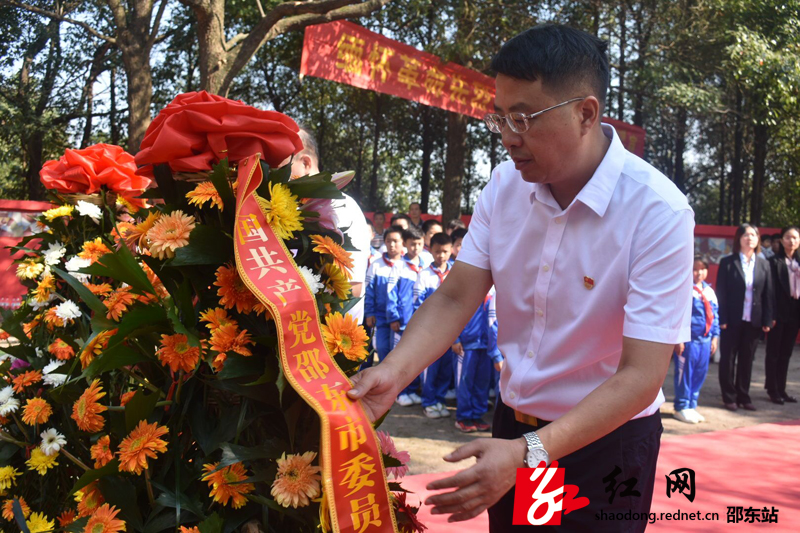 邵东市党政领导祭奠革命烈士(图1)