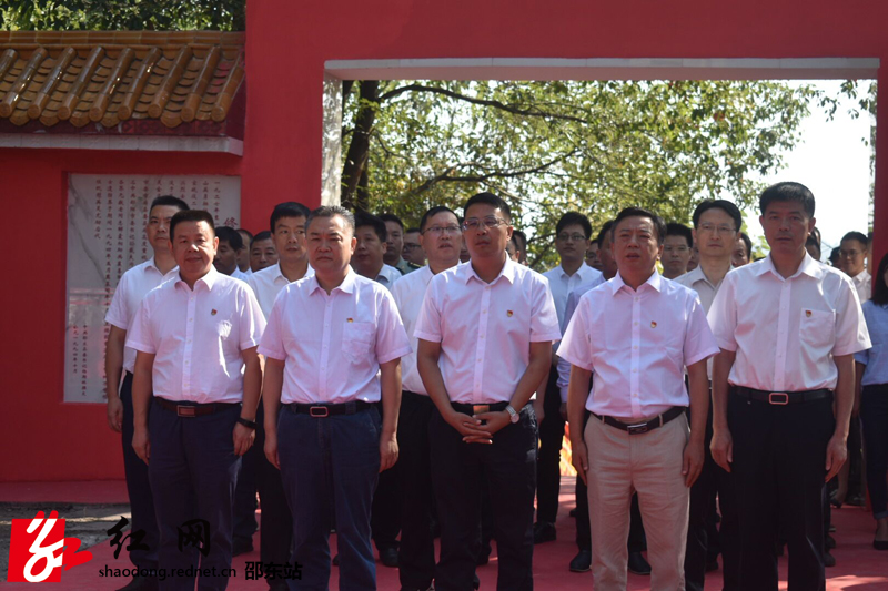 邵东市党政领导祭奠革命烈士(图2)