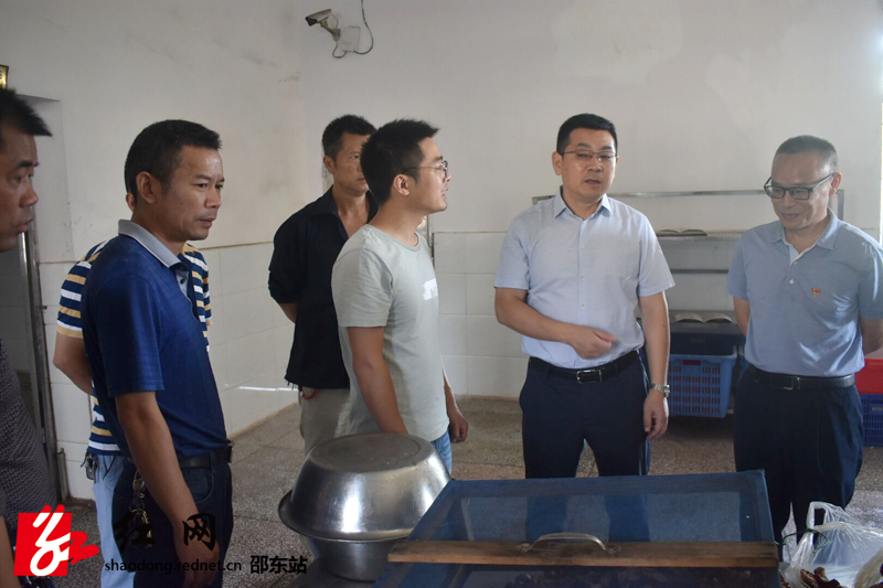王智刚督查农村学校食堂食品安全(图1)