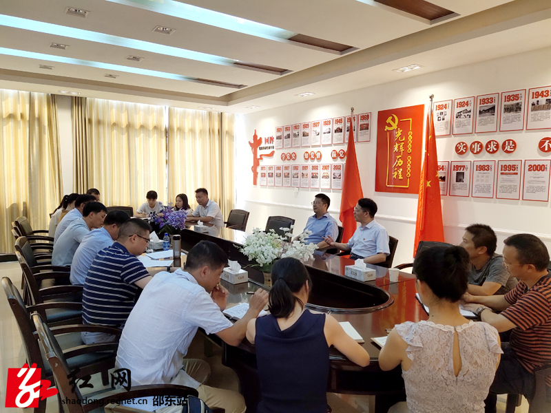 沈志定慰问县委党校教职员工(图1)