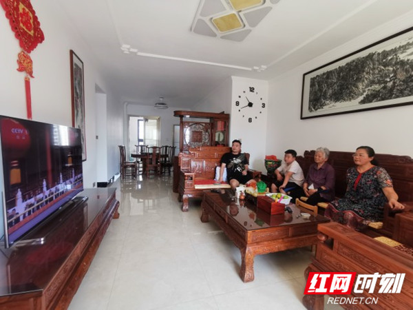 邵东举行升国旗仪式  庆祝中华人民共和国成立70周年(图10)