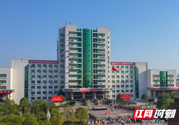 邵东举行升国旗仪式  庆祝中华人民共和国成立70周年(图1)