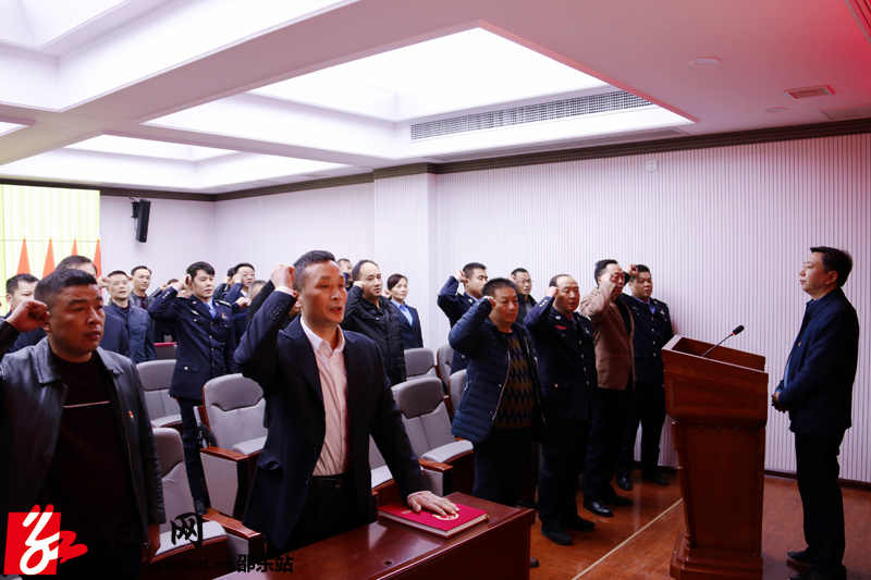 邵东市政府举行国家工作人员宪法宣誓仪式(图1)