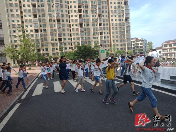 宋家塘街道开展师生应急疏散逃生演练(图1)