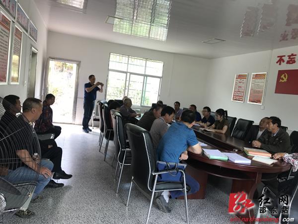 斫曹乡开展民情恳谈会倾听群众心声(图1)