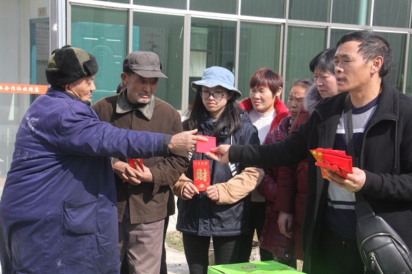 邵东“扎菜”老板献爱心 建成村贫困人口乐开怀(图1)
