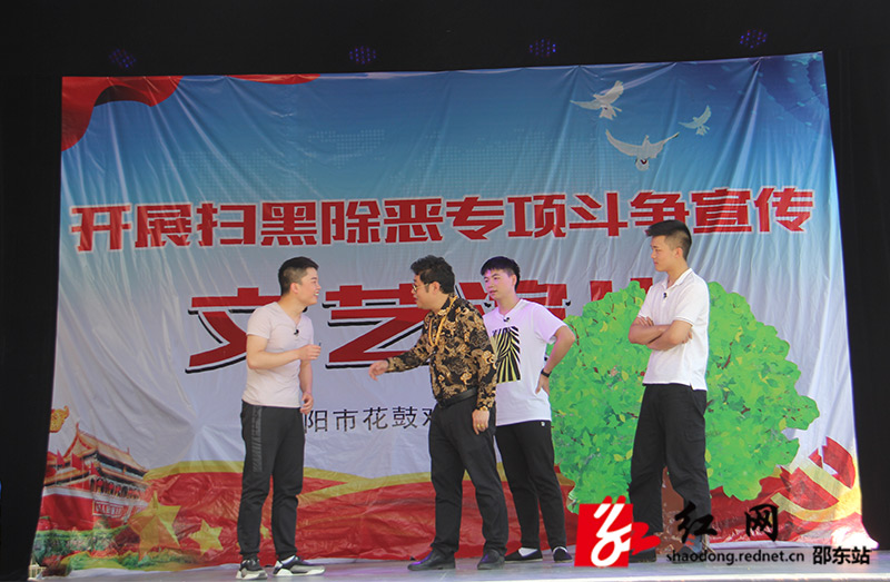 小龙村：送戏下乡让扫黑除恶深入人心(图2)