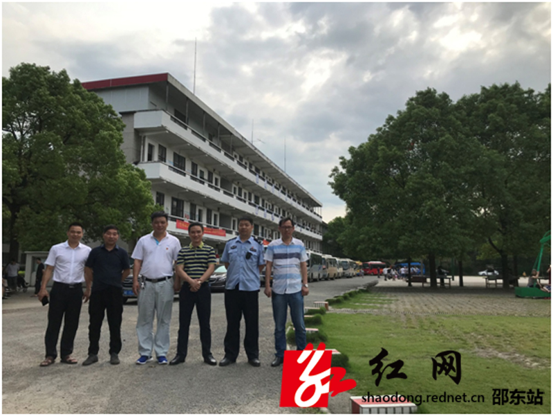 团山镇党委政府为邵东七中高考车队保驾护航(图1)