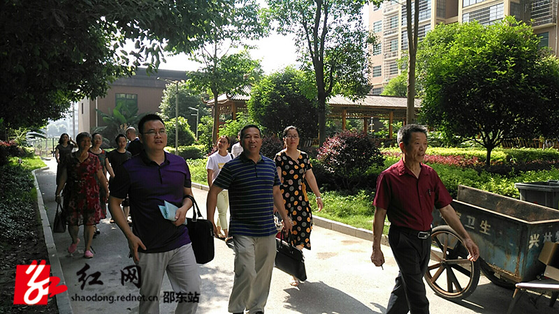 宋家塘街道组织县人大代表到辖区调研小区管理工作(图1)