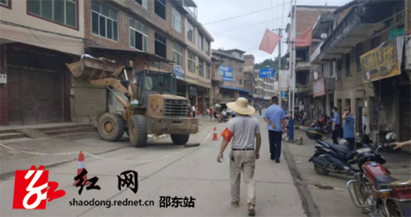 堡面前乡开展灵青公路集中整治行动(图1)