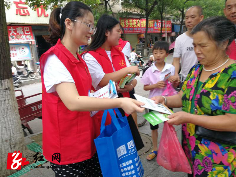 两市塘街道党员志愿者开展健康教育宣传(图1)