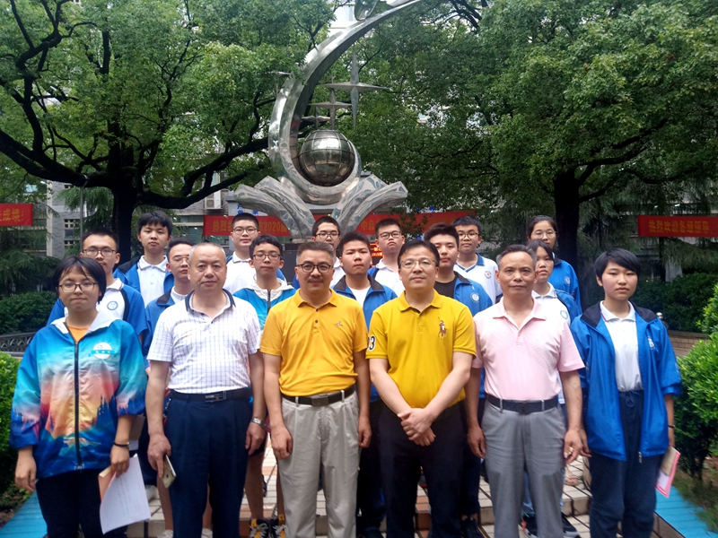 邵东一中校友廖立新回母校为学子颁奖