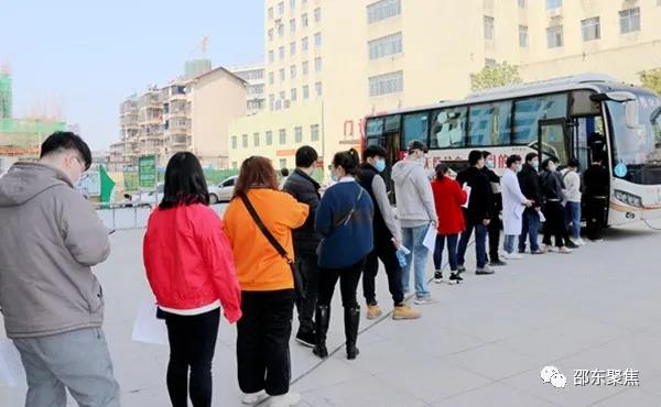 邵东市组织团体献血“燃爆”现场 200余人献出7万余毫升热血(图2)