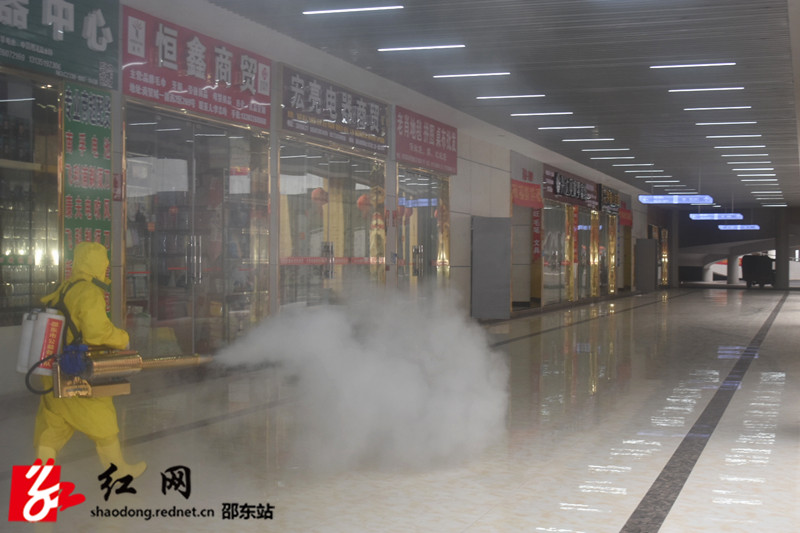 共青团邵东市委组织队伍对国际商贸城进行全面消杀(图2)