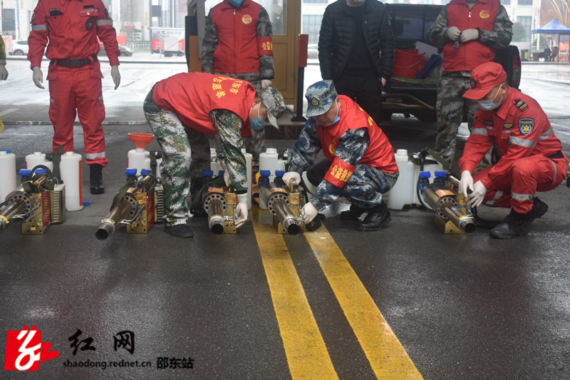 共青团邵东市委组织队伍对国际商贸城进行全面消杀(图1)