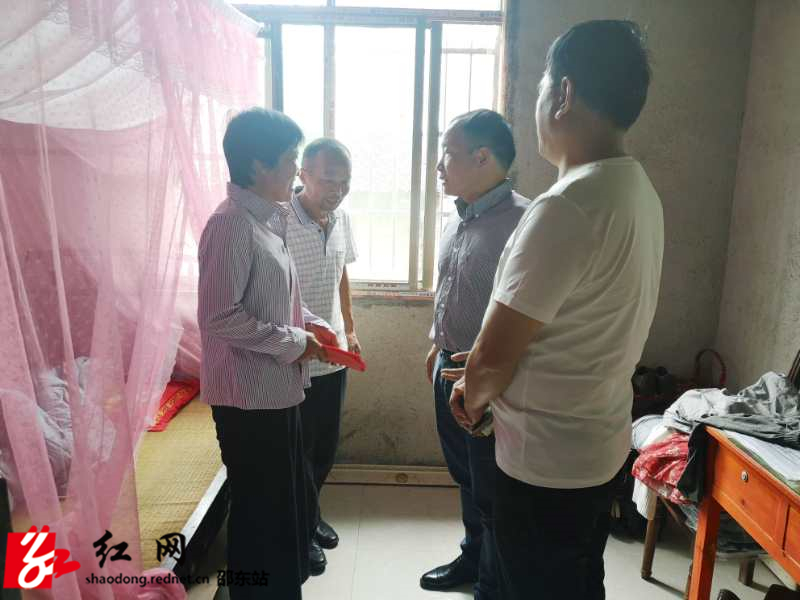 邵东公汽心系困难职工“爱心捐款”暖人心(图1)