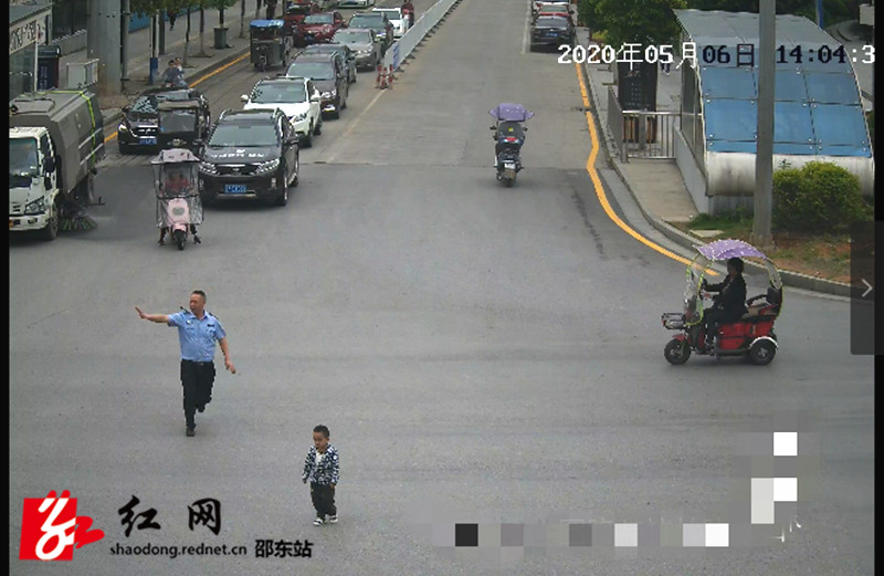 点赞邵东一辅警8秒救下3岁小男孩(图1)