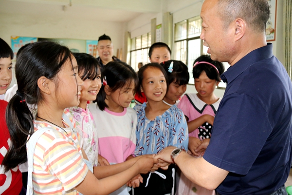 邵东携手爱心企业向贫困小学捐赠万元爱心餐桌(图3)