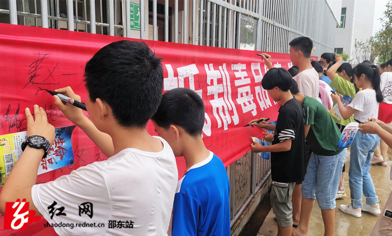 “妈妈禁毒联盟”走进校园开展禁毒宣传(图1)