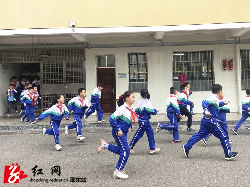 邵东城区三小举行消防、防震应急疏散演练(图1)