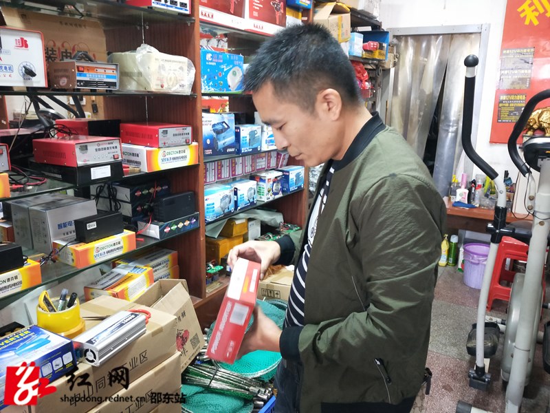 邵东市多部门联合执法 劝阻渔具店售卖违禁渔具(图1)