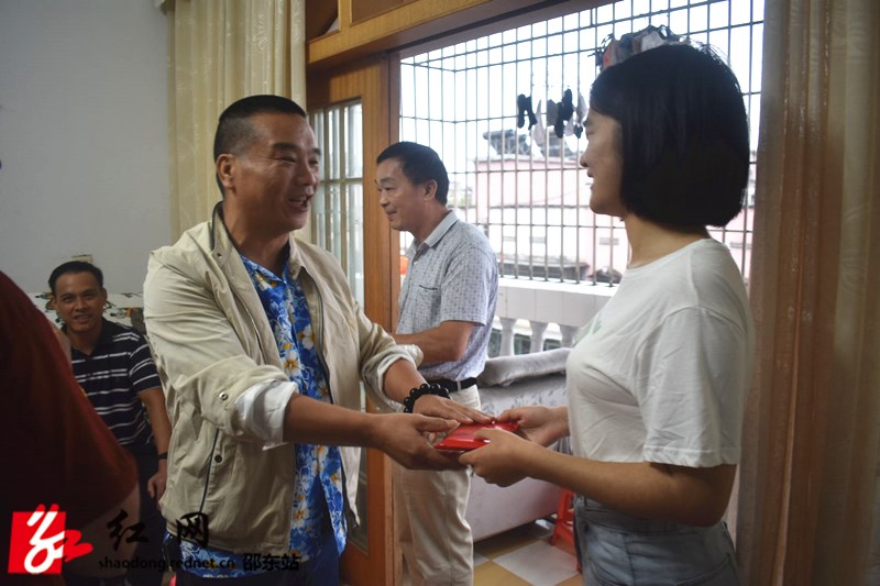 邵东市场服务中心党员看望邵阳市理科状元金阳洋(图1)
