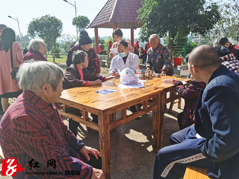 邵东市医疗保障局联合邵东市中医医院开展志愿服务活动(图1)